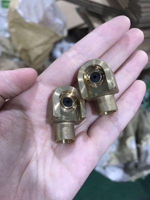 Une buse pratique et facile à coupler pour le raccordement des emballeurs à injection à tête plate