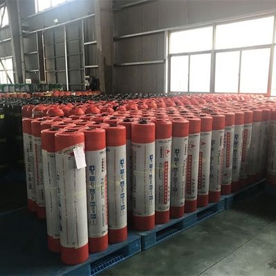 Membrane imperméable à l'eau adhésive à couche transversale pour la construction de toits et de tunnels ferroviaires