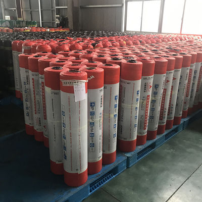 Membrane imperméable à l'eau adhésive à couche transversale pour la construction de toits et de tunnels ferroviaires