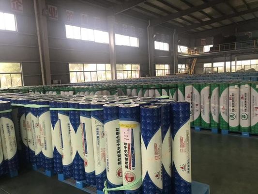 Membrane imperméable à l'eau adhésive à couche transversale pour la construction de toits et de tunnels ferroviaires