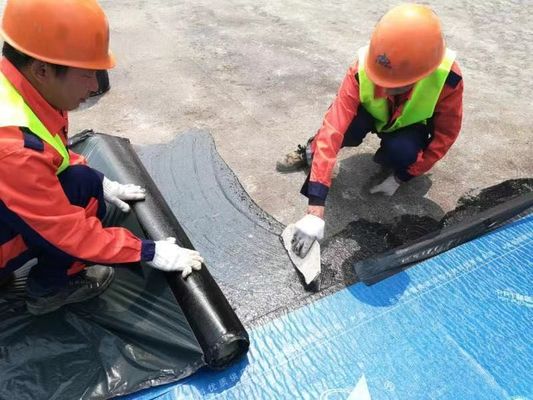 Membrane imperméable à l'eau adhésive à couche transversale pour la construction de toits et de tunnels ferroviaires