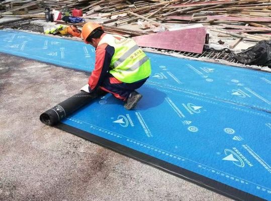 Membrane imperméable à l'eau adhésive à couche transversale pour la construction de toits et de tunnels ferroviaires