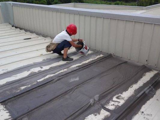 Membrane imperméable à l'eau adhésive à couche transversale pour la construction de toits et de tunnels ferroviaires