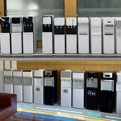 Dispensateur d'eau chaude et froide par tuyauterie avec installation de support et refroidissement par compresseur